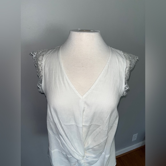 Boutique linen look sleeveless twist front top with lace trim - Picture 2 of 9